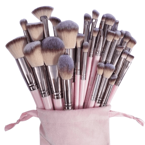 Ensemble de pinceaux de maquillage roses avec poils doux et manche métallique, idéal pour une application professionnelle du fond de teint.