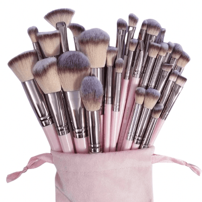 Ensemble de pinceaux de maquillage roses avec poils doux et manche métallique, idéal pour une application professionnelle du fond de teint.