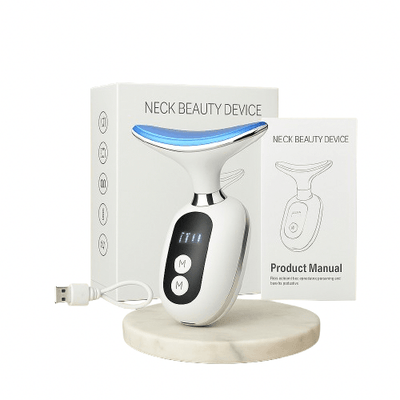 Lisseur Cou & Visage avec écran LED et lumière bleue, présenté avec boîte, manuel et câble USB. Outil de soin anti-âge élégant pour routine beauté.