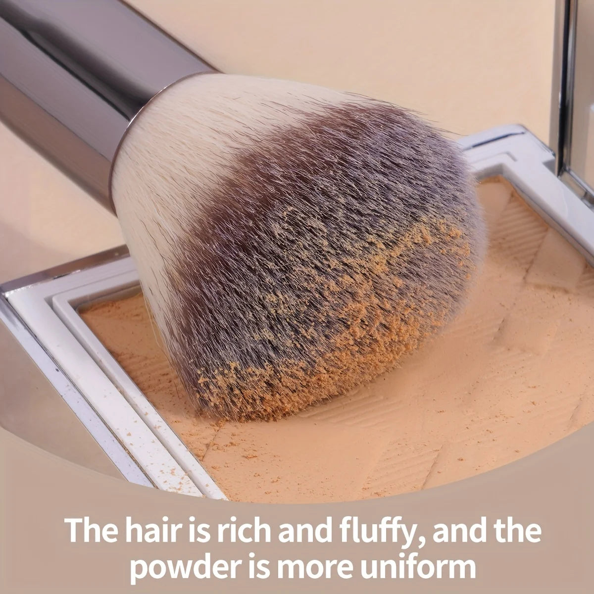 Pinceau de maquillage appliquant de la poudre compacte, illustrant la densité des poils pour une répartition uniforme du produit.