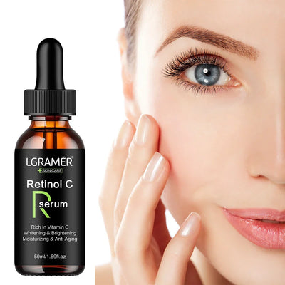 Sérum Perfection Teint Retinol C 50 ml présenté à côté d’un visage féminin, illustrant son effet éclaircissant et hydratant sur la peau.