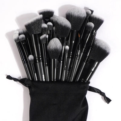 Set de pinceaux de maquillage noirs avec pochette assortie, idéal pour un usage professionnel ou personnel dans la routine beauté.
