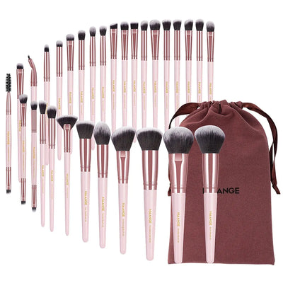 Pinceaux de maquillage roses avec embouts métalliques dorés et sac bordeaux, parfaits pour une application douce et uniforme du maquillage.